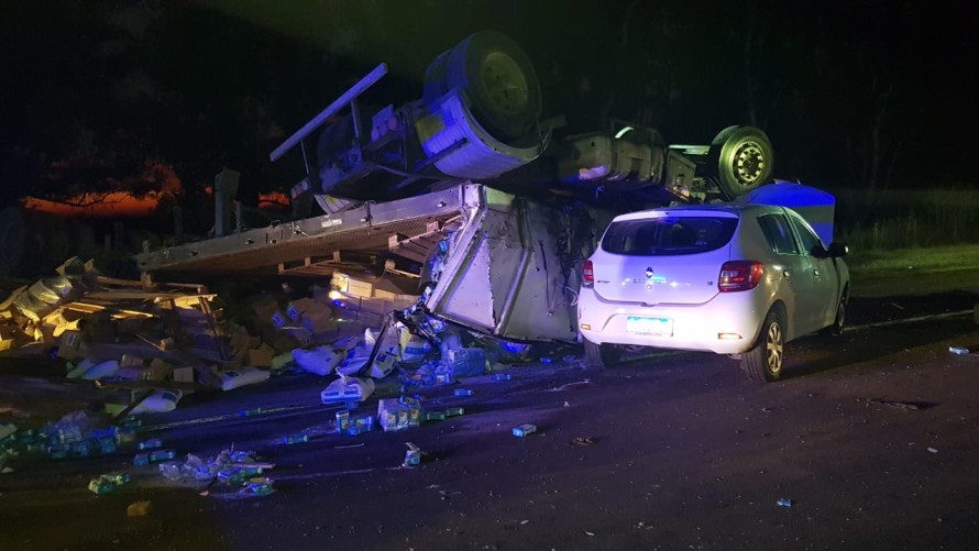 Violento choque entre un camión y un auto en la ruta 65