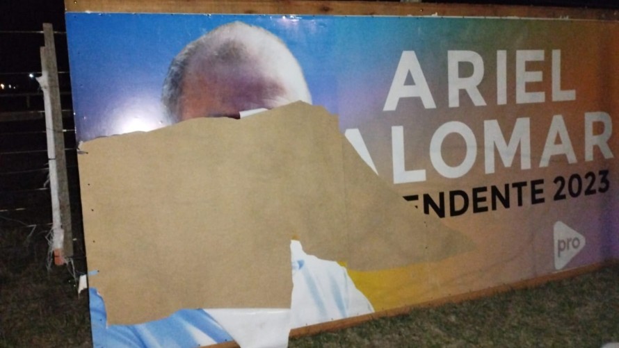 Vandalizaron un cartel de campaña de Ariel Alomar