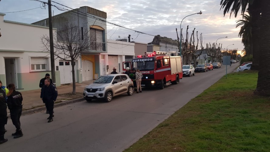 Principio de incendio de un auto en las primeras horas de la mañana