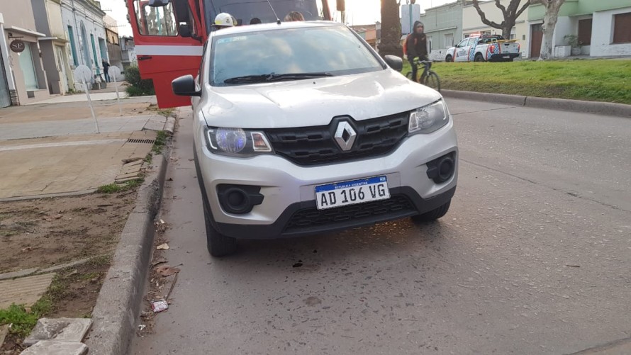 Principio de incendio de un auto en las primeras horas de la mañana