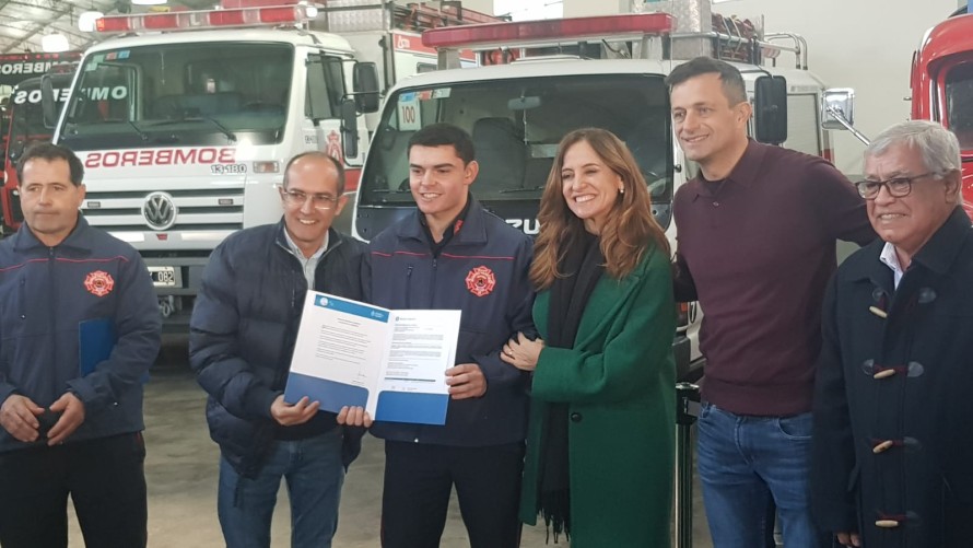 Victoria Tolosa Paz arribó a Bolívar y entregó pólizas a los Bomberos Voluntarios