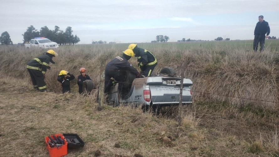 Bajó de su camioneta para abrir una tranquera y esta volcó con una niña a bordo