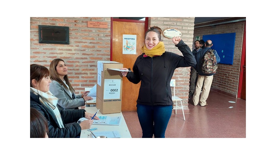 Alegría de Antonella Alesandrelli, quien votó en el CEC 801