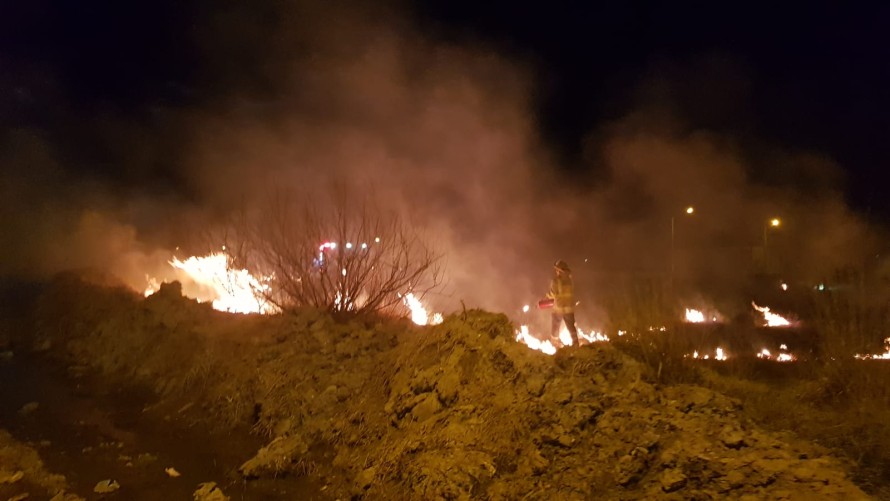 Bomberos controlaron foco de incendio en el barrio Las Manzanitas