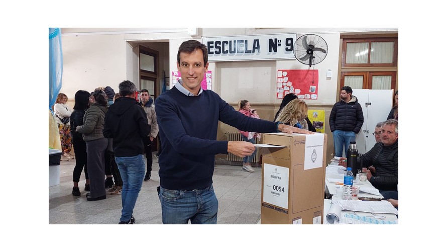 Un optimista César Pacho votó promediando la tarde en la Escuela 9