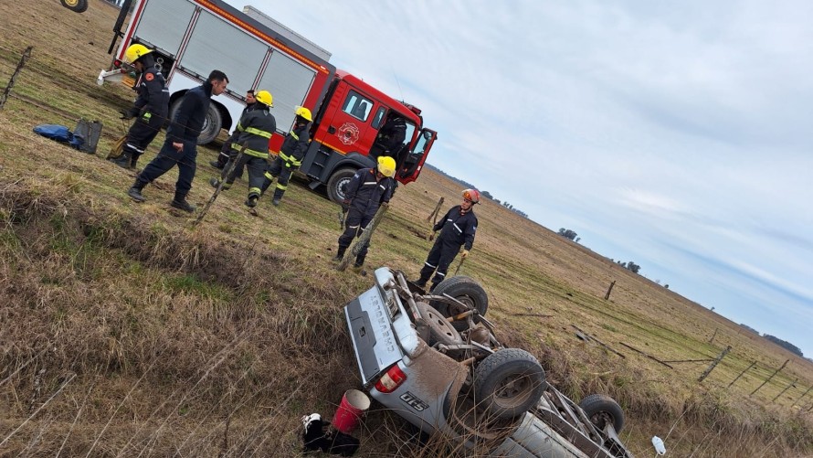 Bajó de su camioneta para abrir una tranquera y esta volcó con una niña a bordo