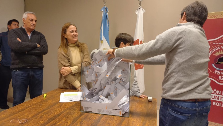 Betina Sutherland fue la ganadora del premio pago contado de la rifa de Bomberos