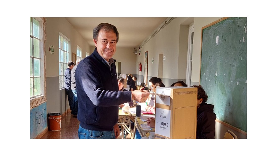 Salamanco votó y pidió a la gente que se acerque a sufragar