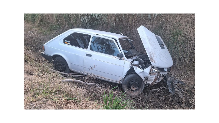 Por una mala maniobra, un vehículo despistó y cayó en una zanja