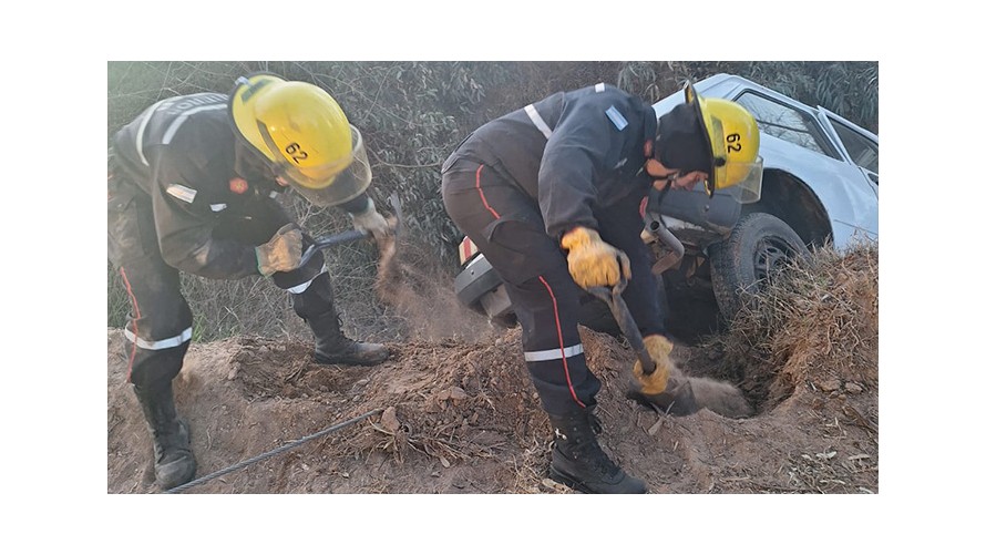 Por una mala maniobra, un vehículo despistó y cayó en una zanja