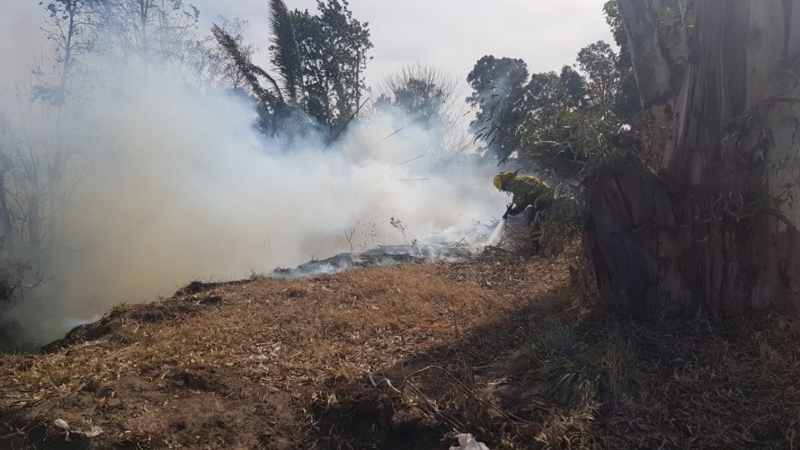 Bomberos combatieron un importante incendio de pastizales en barrio Vivanco