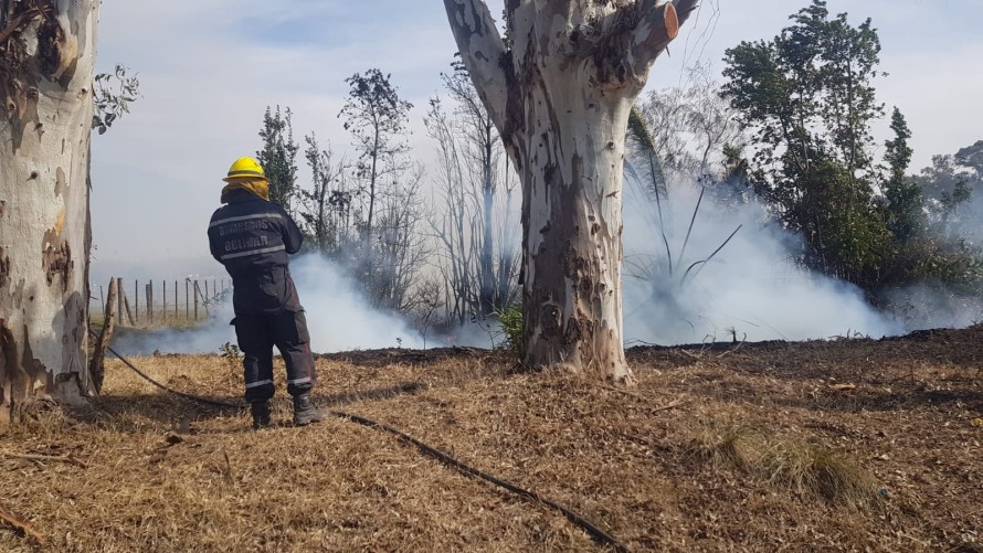 Bomberos combatieron un importante incendio de pastizales en barrio Vivanco