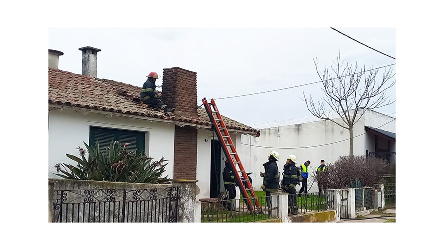 Una cocina a leña originó el incendio en el techo de una vivienda