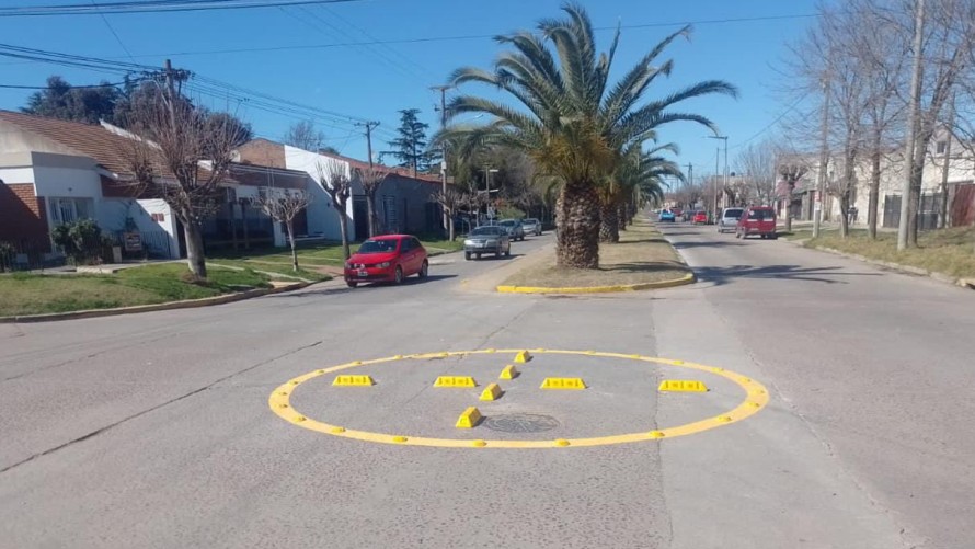 Seguridad Vial está construyendo rotondas para ordenar el tránsito en intersecciones de avenidas