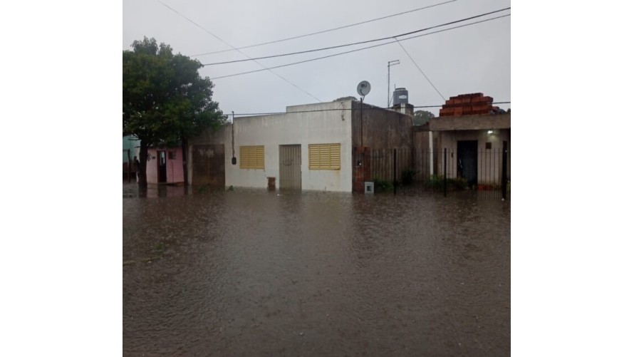 Fuerte temporal provoca múltiples trastornos, calles anegadas y evacuados en La Plata y el Conurbano