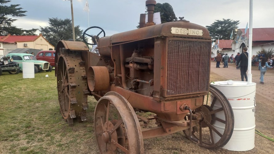 Imponente exposición de autos y maquinarias antiguas en la Sociedad Rural