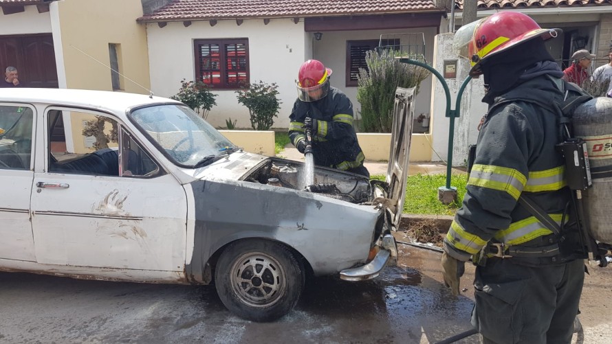 Bomberos sofocaron un principio de incendio en un auto