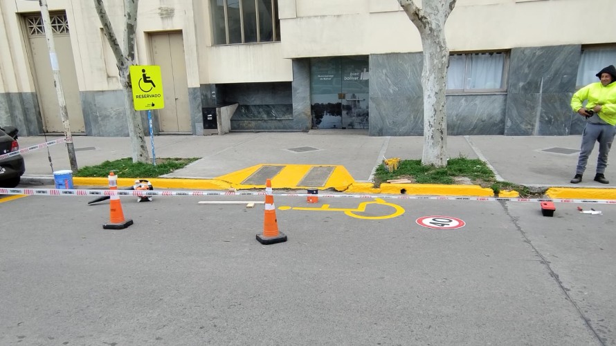 Seguridad Vial pinta estacionamientos para personas con discapacidad