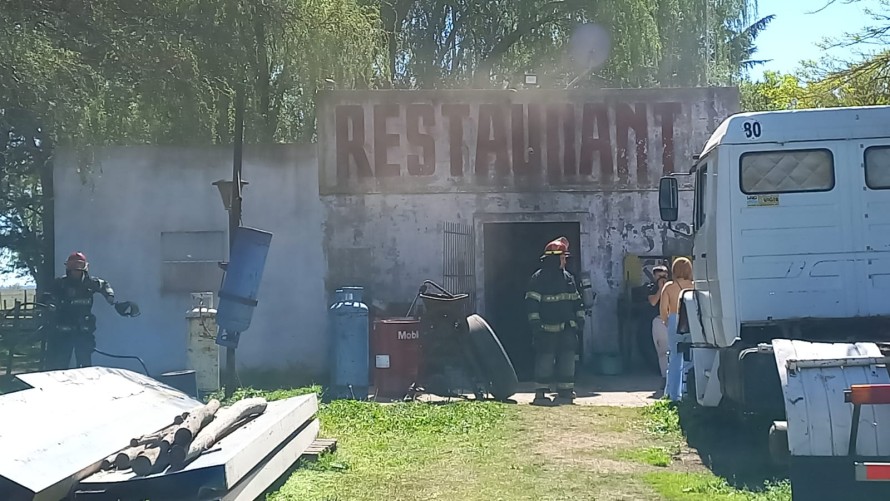 Incendio en un taller mecánico fue controlado rápidamente por Bomberos