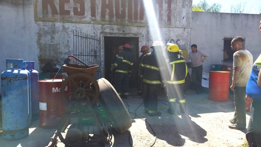 Incendio en un taller mecánico fue controlado rápidamente por Bomberos