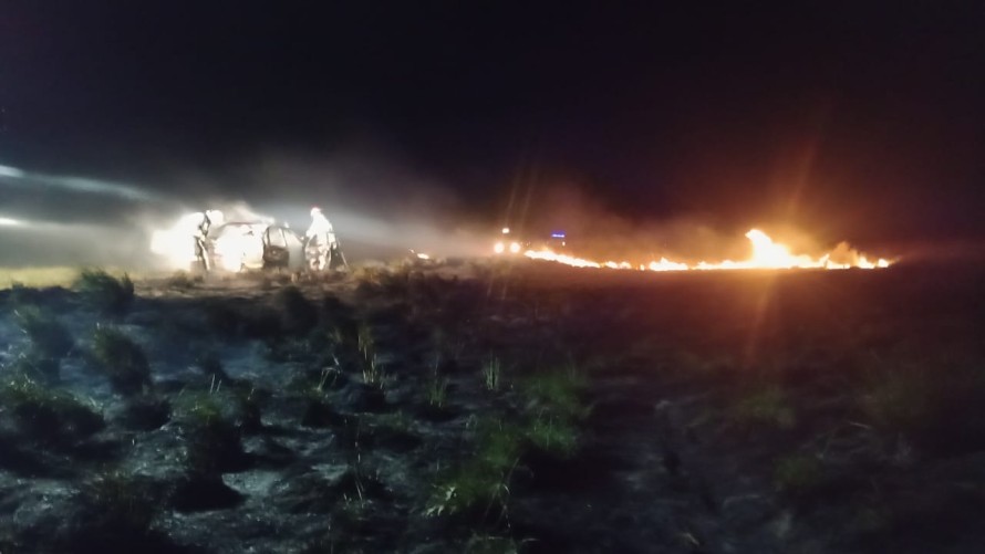 Se le prendió fuego el auto cuando circulaba por la ruta nacional 226