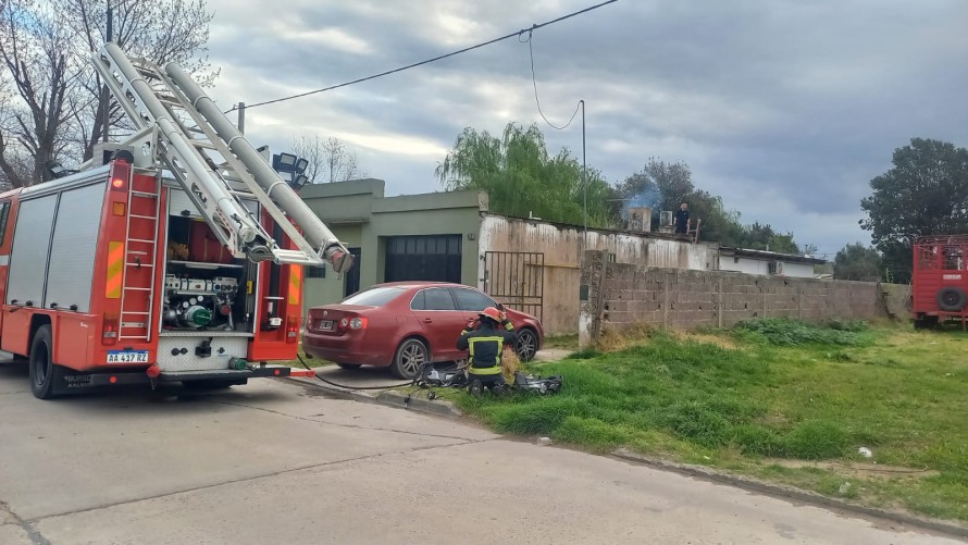 Se incendió una chimenea en una vivienda y debieron intervenir los bomberos