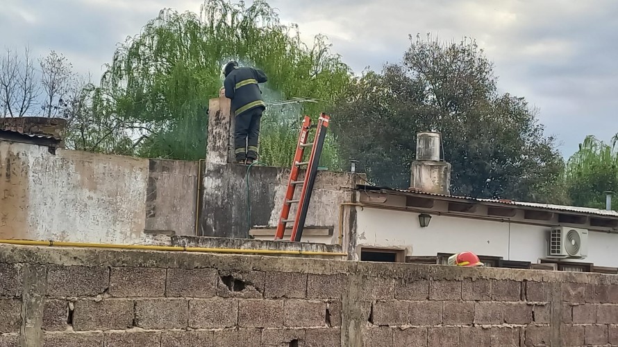 Se incendió una chimenea en una vivienda y debieron intervenir los bomberos