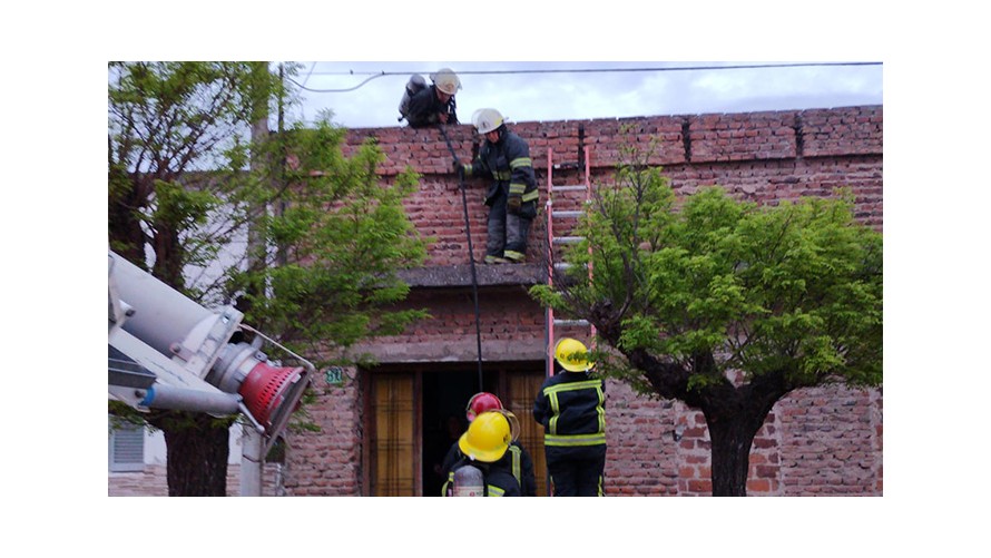 Bomberos sofocaron un principio de incendio en una salamandra