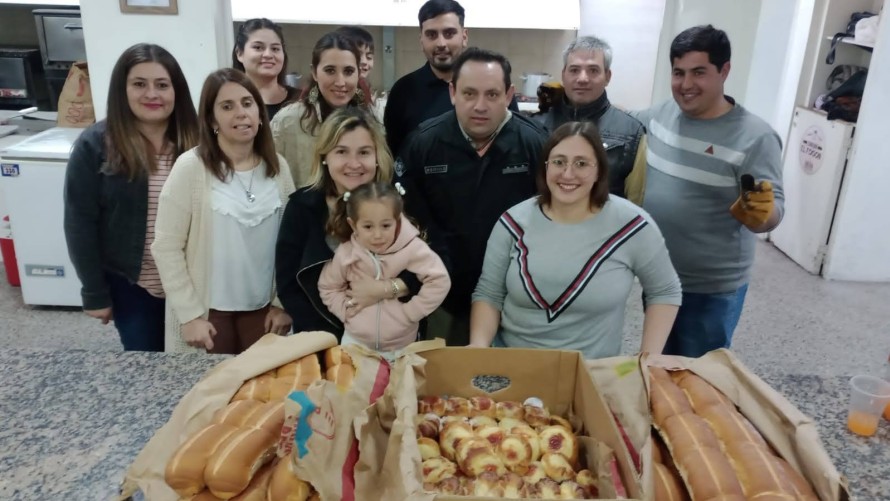 Internos de la Unidad 17 elaboraron pan y facturas a beneficio de una escuela rural