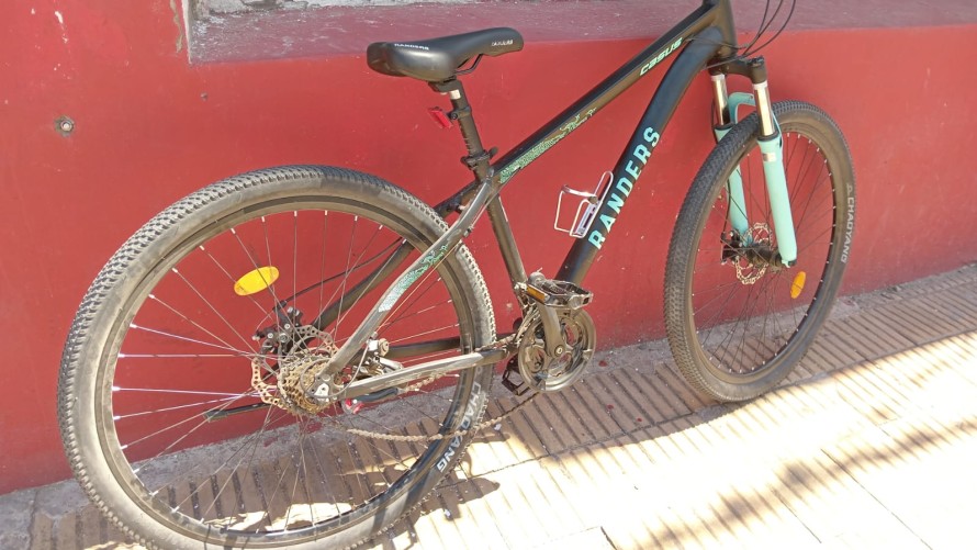 Accidente entre un auto y una bicicleta en Av. San Martín y Av. Lavalle