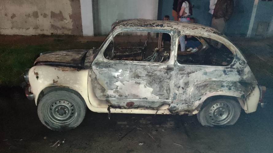 Se incendió un auto y creen que habría sido intencional