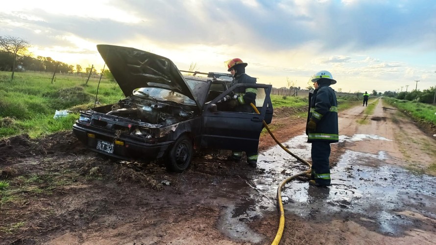 Daños totales registró un automóvil que se incendió mientras circulaba