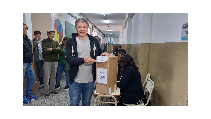 Con agradecimientos a la prensa y en familia Juan Carlos Morán votó en la Escuela Nº 2