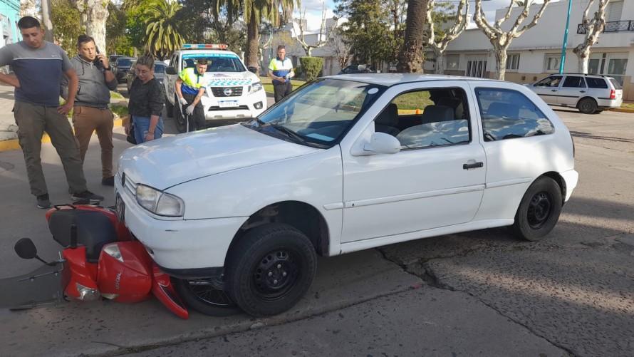 Colisionaron un auto y una moto en Av. Venezuela y Paso