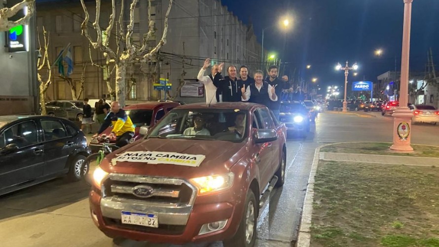 Caravana vehicular y un encendido discurso marcaron el cierre de campaña de Juan Carlos Morán