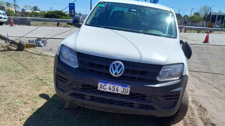 Dos camionetas chocaron y una impactó contra una columna que se le cayó encima