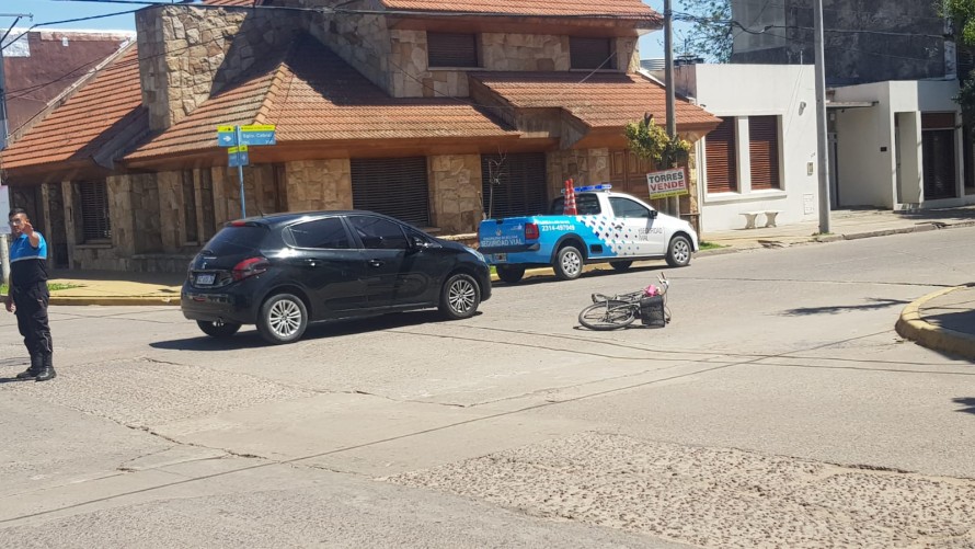 Una niña fue trasladada al hospital tras la colisión entre una bicicleta y un auto