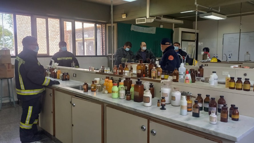 Bomberos trabajan en el laboratorio de Química del ex Colegio Nacional