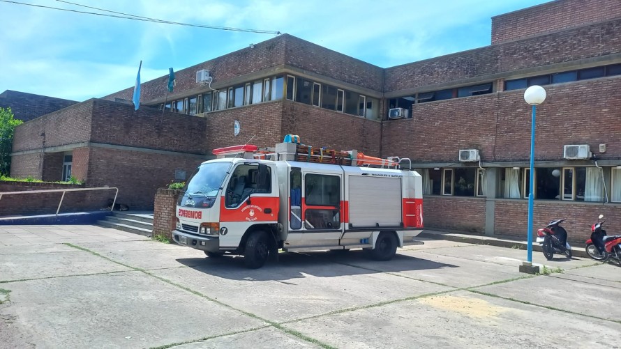 Bomberos trabajan en el laboratorio de Química del ex Colegio Nacional