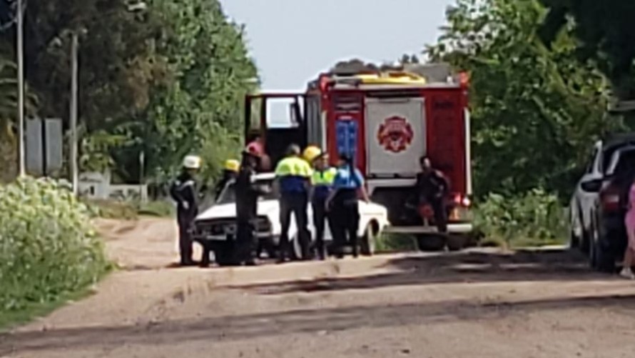 Bomberos rescataron a un vehículo que había caído en un canal