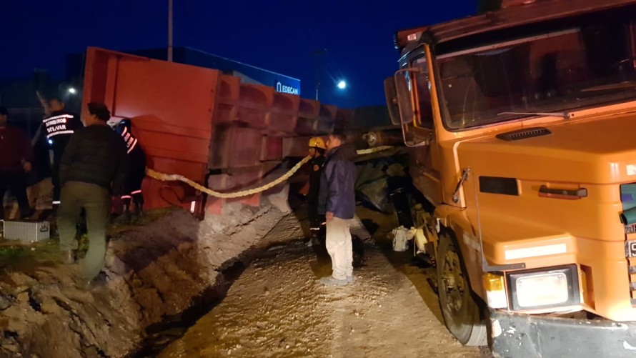 Un camión sufrió la rotura de su caja cargadora y debió ser socorrido