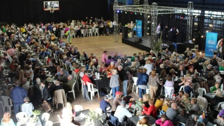 Con música y sorteos, los jubilados celebraron su día