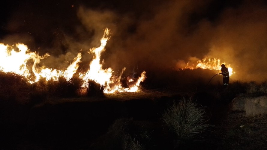 Bomberos combatieron un incendio de pastizales en cercanías a la Escuela N°20