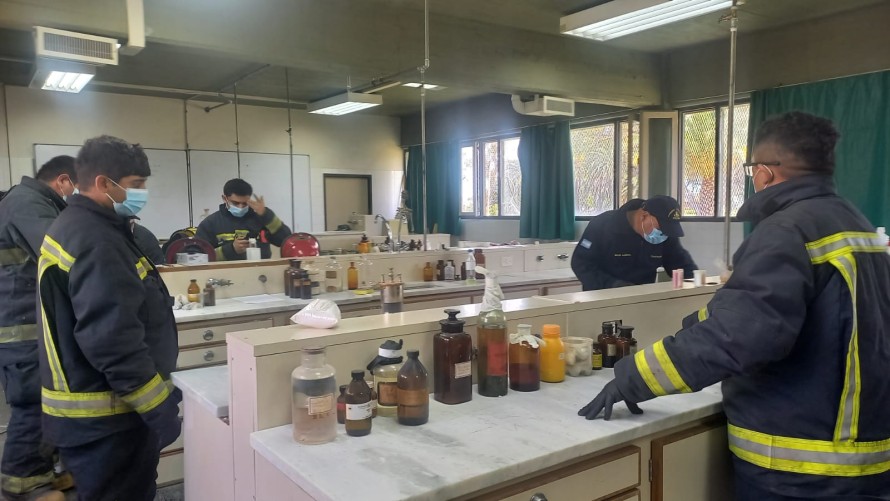 Bomberos trabajan en el laboratorio de Química del ex Colegio Nacional