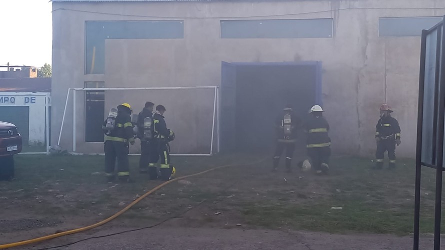 Se desató un voraz incendio en el gimnasio del Club Independiente