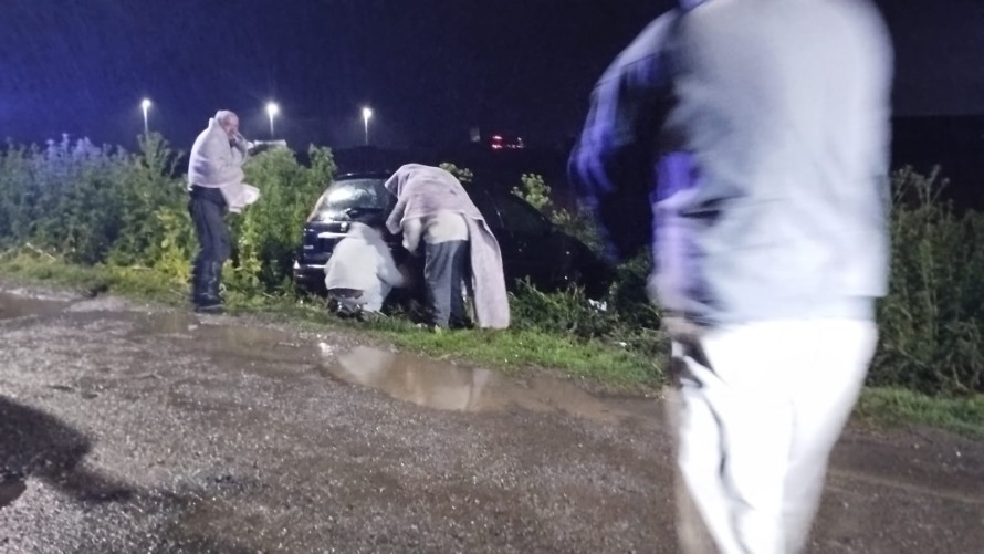 Por la lluvia despistó un auto en cercanías a la rotonda de las Rutas 226 y 65