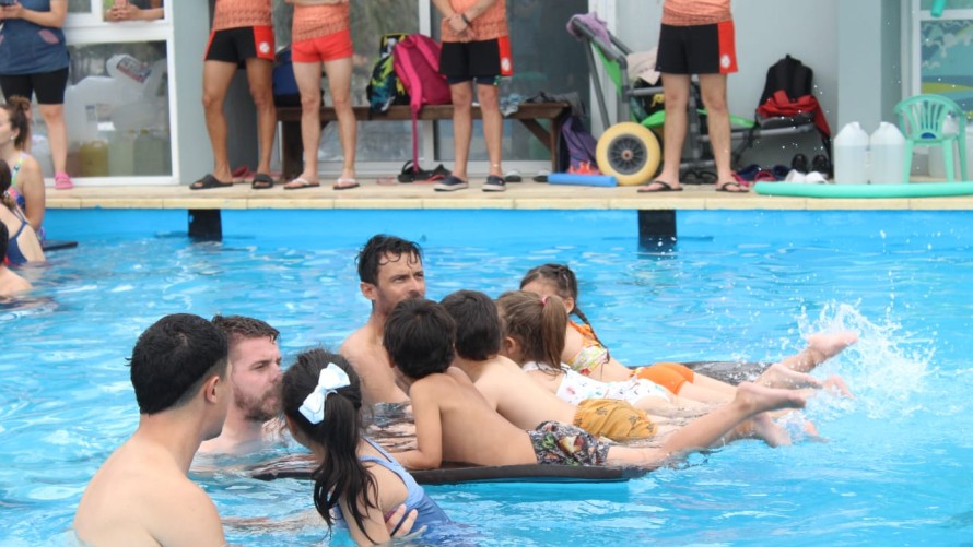 350 niños de escuelas rurales disfrutaron el natatorio municipal