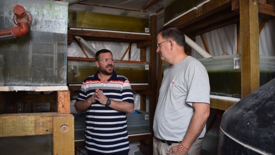 Referentes provinciales de INTA visitaron un sistema de producción acuapónico en Bolívar