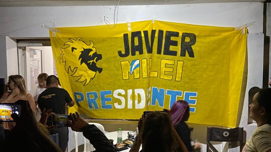 Javier Milei arrolló a Sergio Massa en Bolívar y sus simpatizantes festejaron en la San Martín