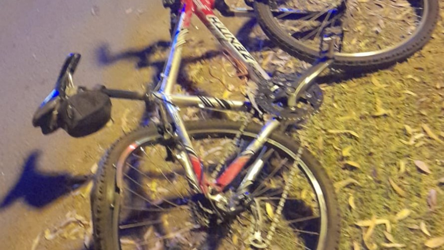 Un adolescente atropelló a dos ciclistas en el Parque Las Acollaradas